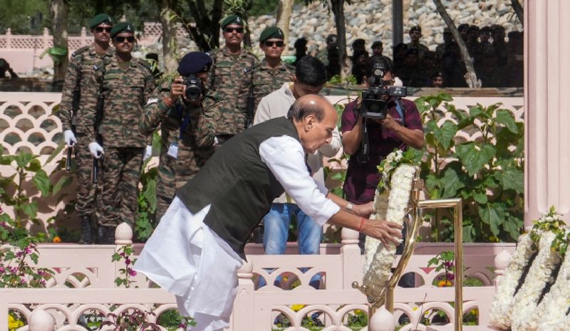 Rajnath, Army Chief Lay Wreaths At War Memorial To Pay Tributes To Kargil Heroes