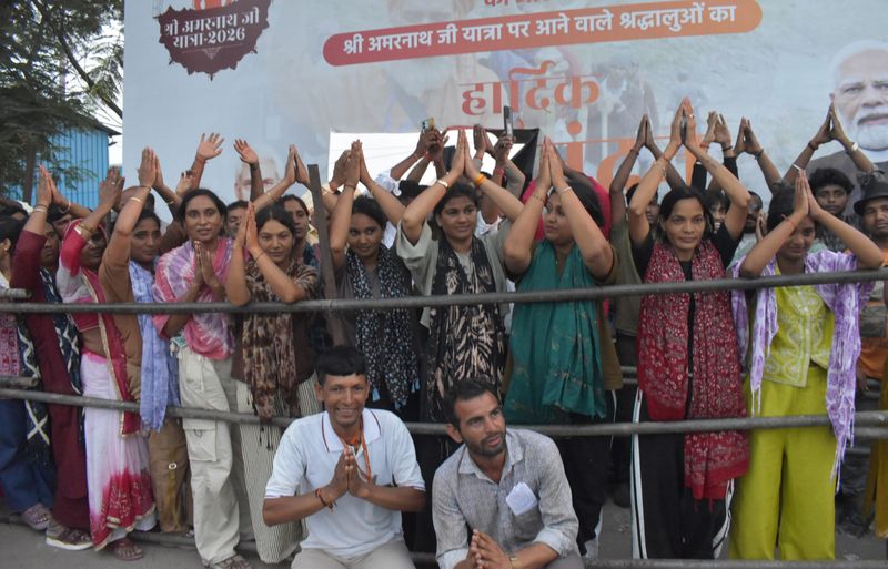 20,000 perform darshan at holy cave on day 2 of Yatra