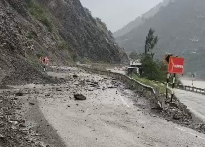 Fresh Landslides Disrupt Jammu-Srinagar Highway; Restoration Work Underway At Multiple Locations