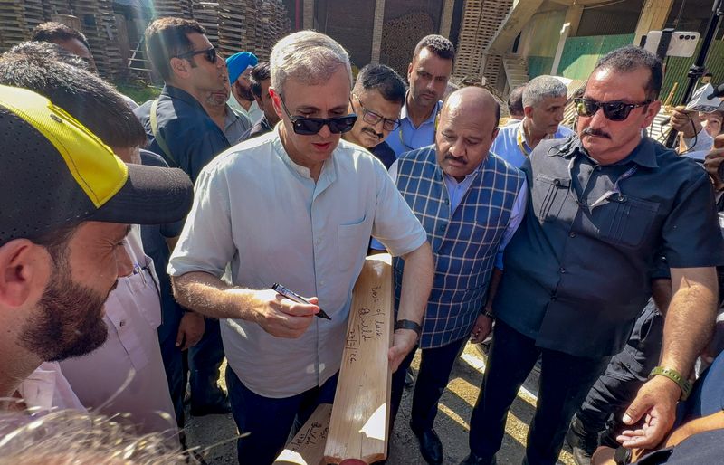 CM Omar Abdullah Visits Cricket Bat Manufacturing Hub In Anantnag