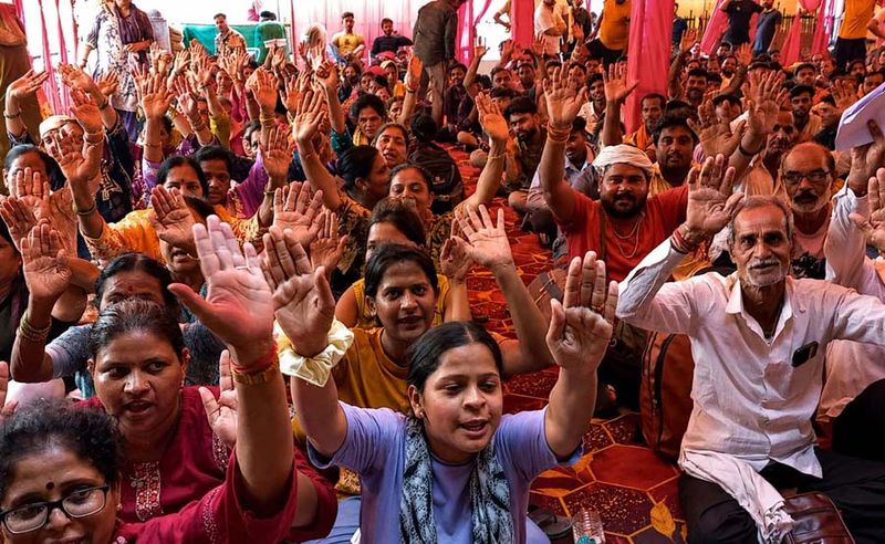 Over 28,000 pay obeisance at cave shrine; 8,000 leave for twin base camps