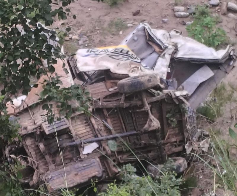 Vehicle Plunges Into Gorge; 2 Killed, 5 Injured