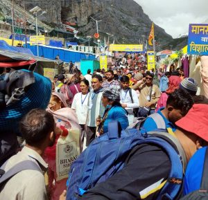 Over 24,000 perform darshan on day 3 at holy cave, 6,700 leave for twin base camps