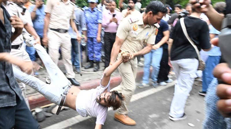 CJP March: Forces Lathicharge As Protesters Try To Breach Barricades Near Parliament Street