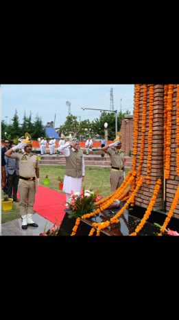 CM Omar Abdullah pays floral tributes at Balidan Stambh on 80th Independence Day