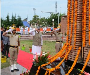 CM Omar Abdullah pays floral tributes at Balidan Stambh on 80th Independence Day