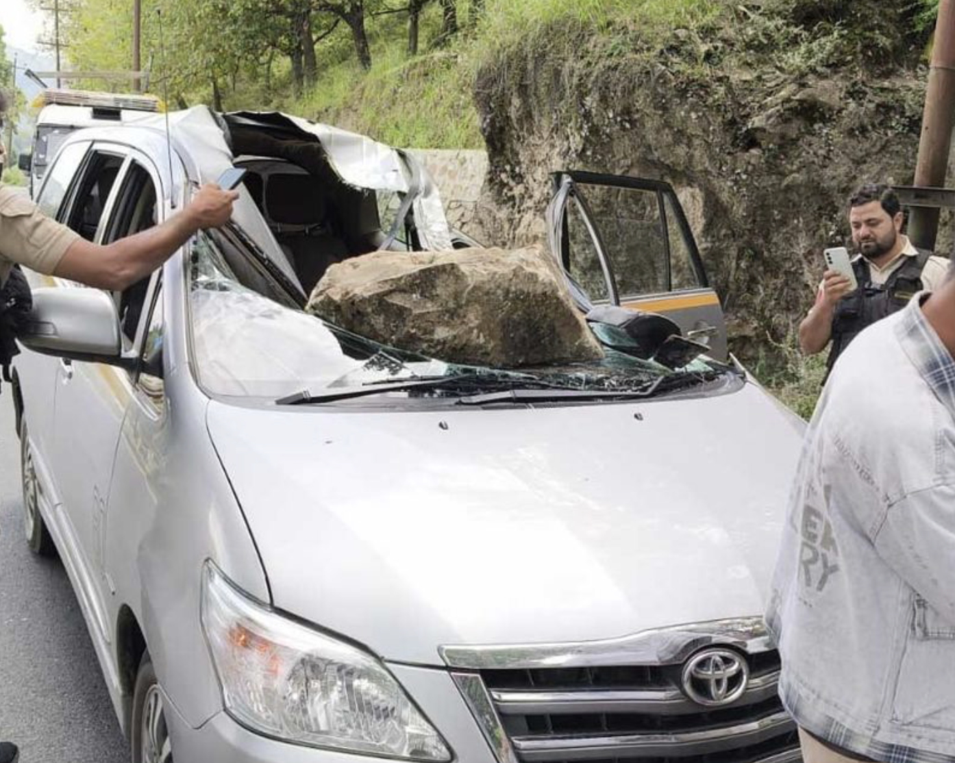 Tourist Injured After Stone Hits Innova Vehicle In J&K’s Anantnag