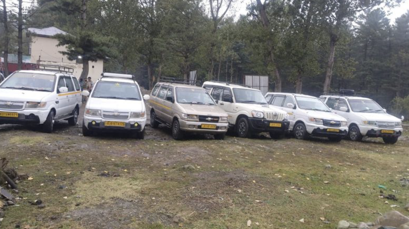 Six Vehicles Seized In Tangmarg Baramulla For Overcharging Tourists